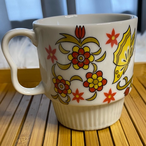 🎈SOLD🎈 Mid Century Mug Butterflies - Red & Yellow - Picture 2 of 16